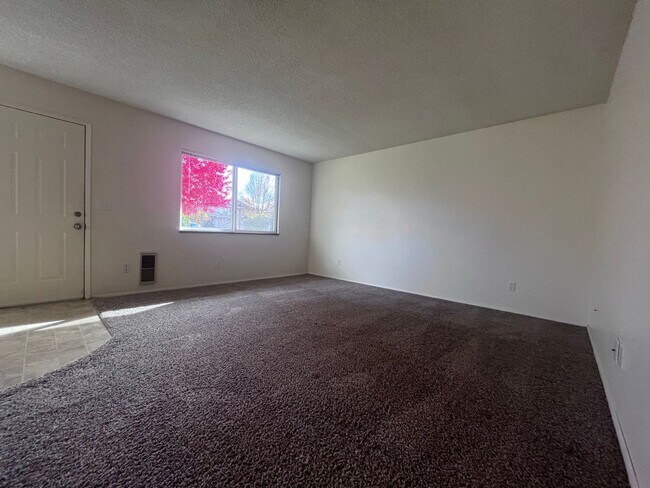 Building Photo - GREAT, SPACIOUS CONDO w/GARAGE! CLOSE TO M...