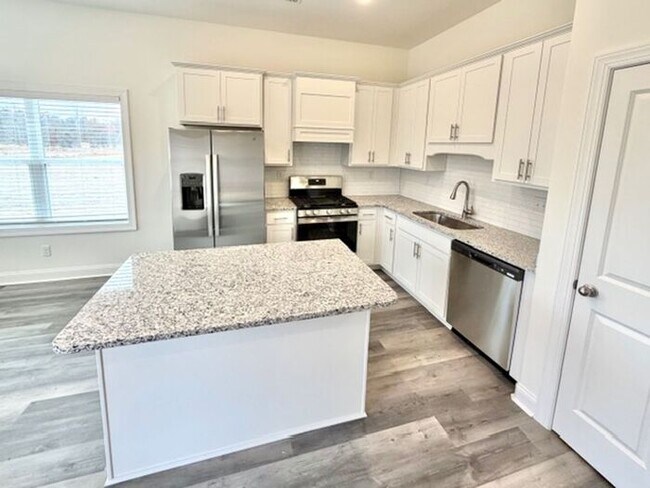 Foto del edificio - Now Leasing a Brand New 5-Bedroom 3 Bath Home in Oakland