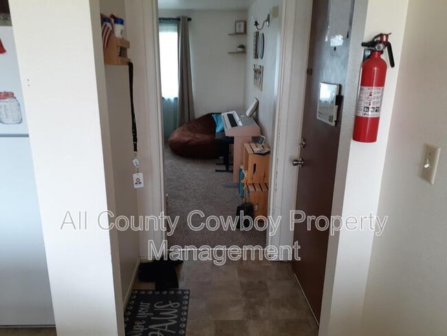 Building Photo - 527 Spring Creek Dr