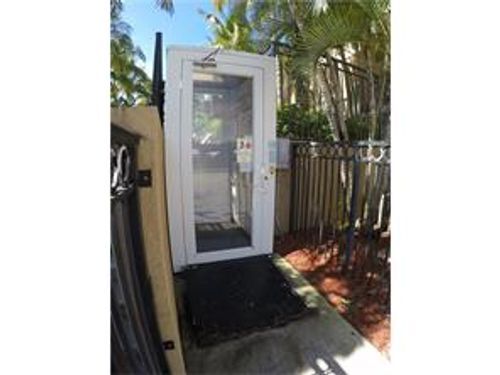 Foto del edificio - 2911 NE 185th St