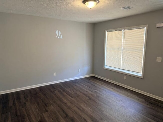 Foto del edificio - Newly Updated Duplex Unit in Riverdale