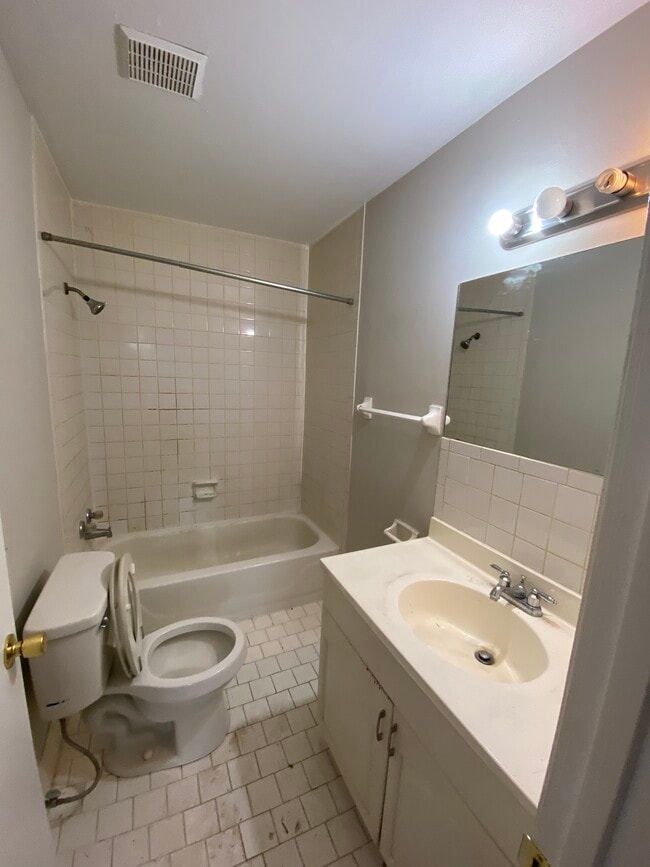 Foto del edificio - 649 Huntington Ridge Dr