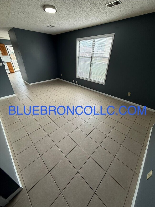 Foto del edificio - New carpet and Fresh paint in this wonderful townhome.