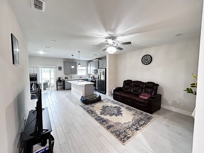 Building Photo - Pristine 3/2.5 on extended cul-de-sac In W...