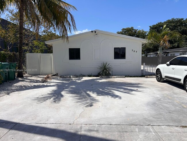 Building Photo - 707 SW 10th St