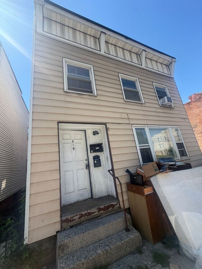 Building Photo - 619 4th St