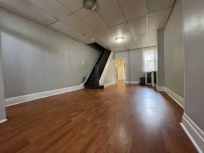 Building Photo - 3 bedroom, 1 bathroom row home located in ...