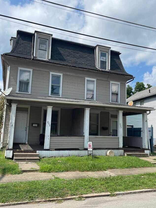 Primary Photo - 755 Lathrop Street, Unit REAR