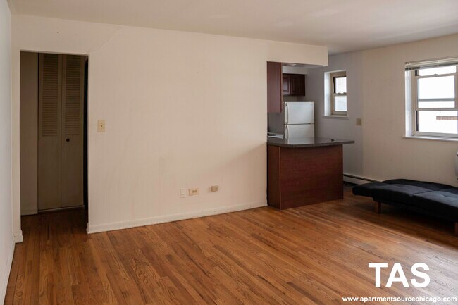 Foto del edificio - 535 W Briar Pl