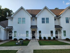 Building Photo - 630 Village Dr