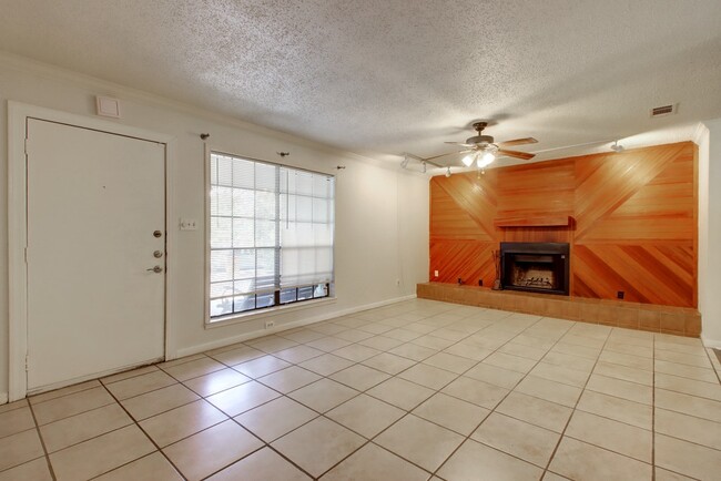 Building Photo - 1612 Broadmoor Dr