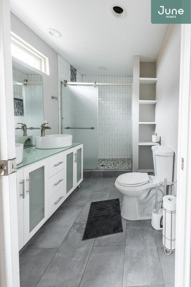 Foto del edificio - ROOM ONLY in 3-bed/2.0-bath Home