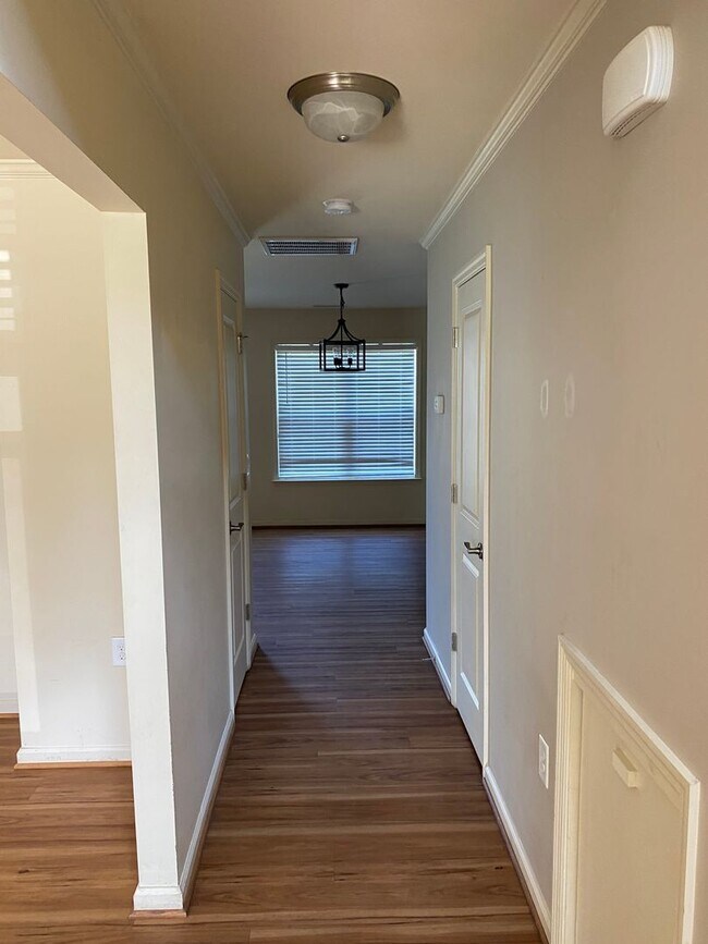 Foto del edificio - Town Home for Rent Minutes From Piney Gree...