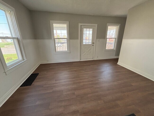 Foto del edificio - 3-bedroom, 1-bath house: $1050