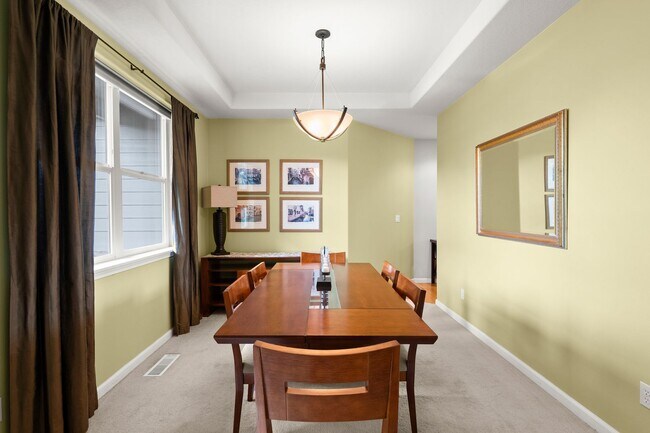 Building Photo - Beautifully Maintained 5 Bedroom Home In H...