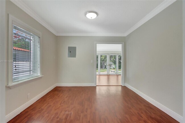 Building Photo - 347 SW 31st Rd