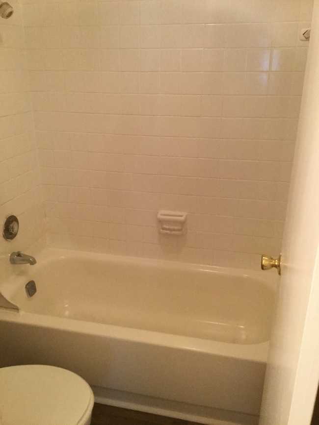 Building Photo - 2 Bed/2 Bath Condo - Spacious, Bright, Close to everything!