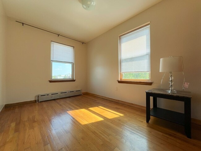 Building Photo - 21 AVENUE