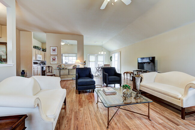 Building Photo - 4504 Saratoga Dr