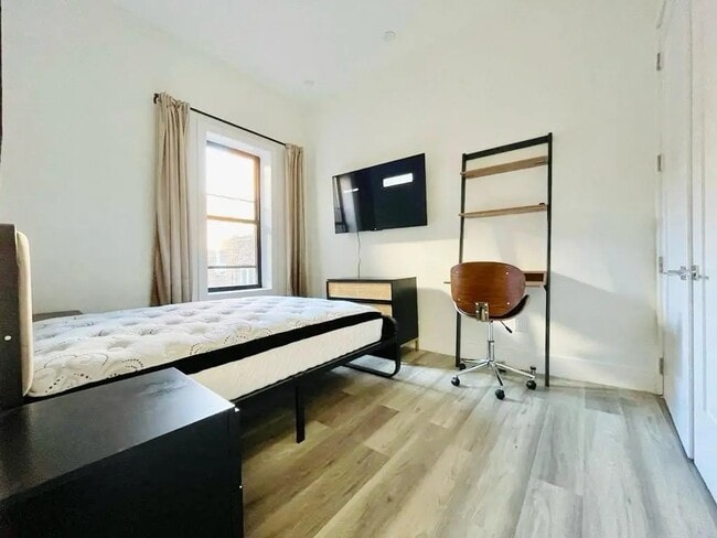 Foto del edificio - Furnished room/NOT APARTMENT
