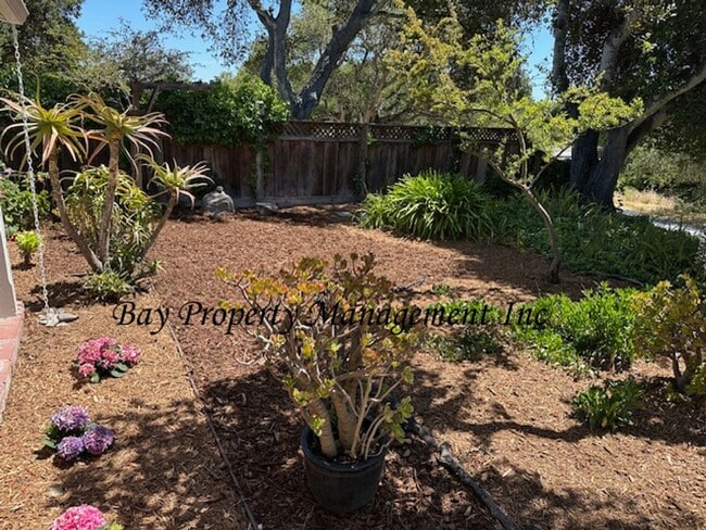 Building Photo - Charming 2 Bedroom, 1.5 Bath Home Near Riv...