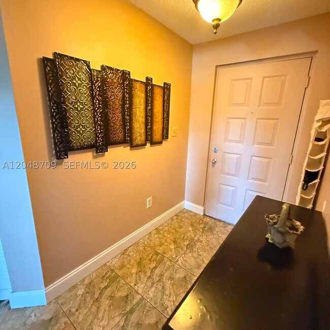 Foto del edificio - 17801 N Bay Rd
