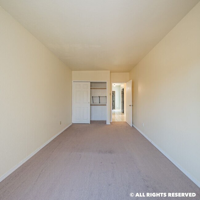 Building Photo - top floor 1 bed 1 bath condo. In unit laundry