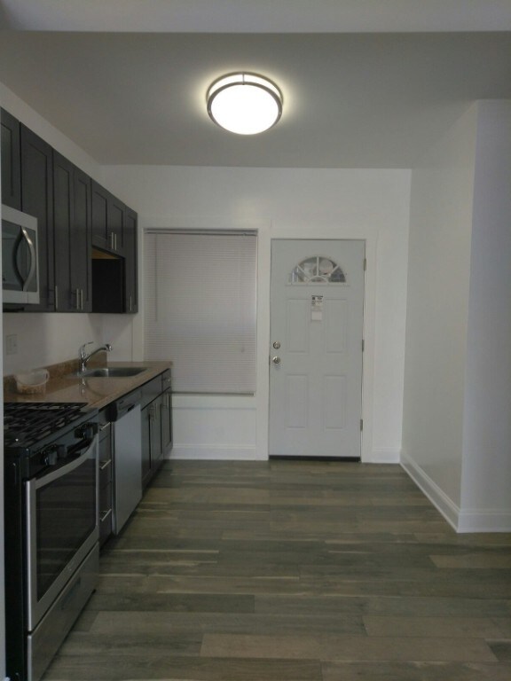 Foto principal - 4756 W Belle Plaine Ave