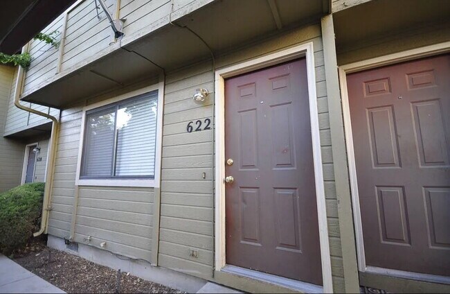 Building Photo - "Charming 2-Bedroom Retreat with Modern Co...