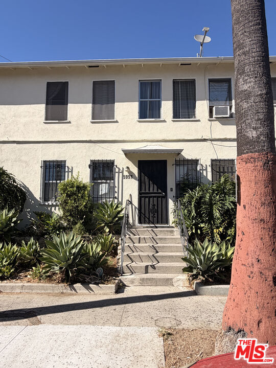 Foto del edificio - 5951 Carlton Way