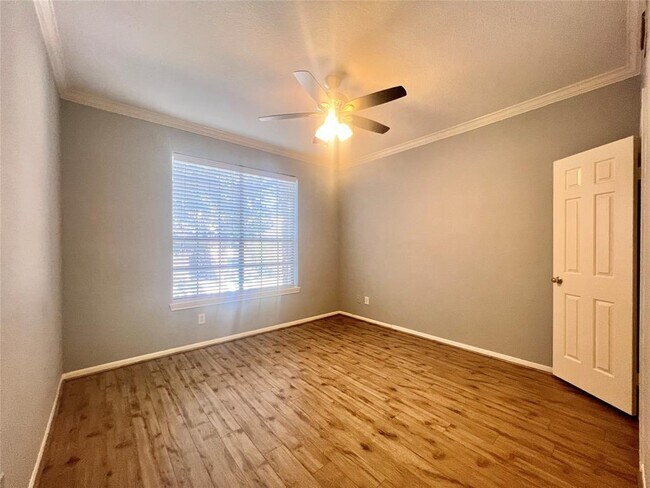 Building Photo - 2255 Braeswood Park Dr