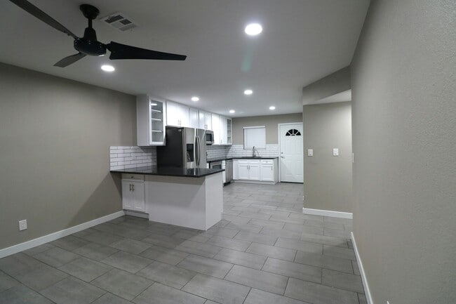 Building Photo - 1 N Naco Way