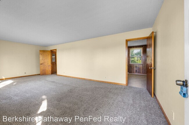 Building Photo - 3 br, 1.5 bath House - 2200 Pendleton Dr