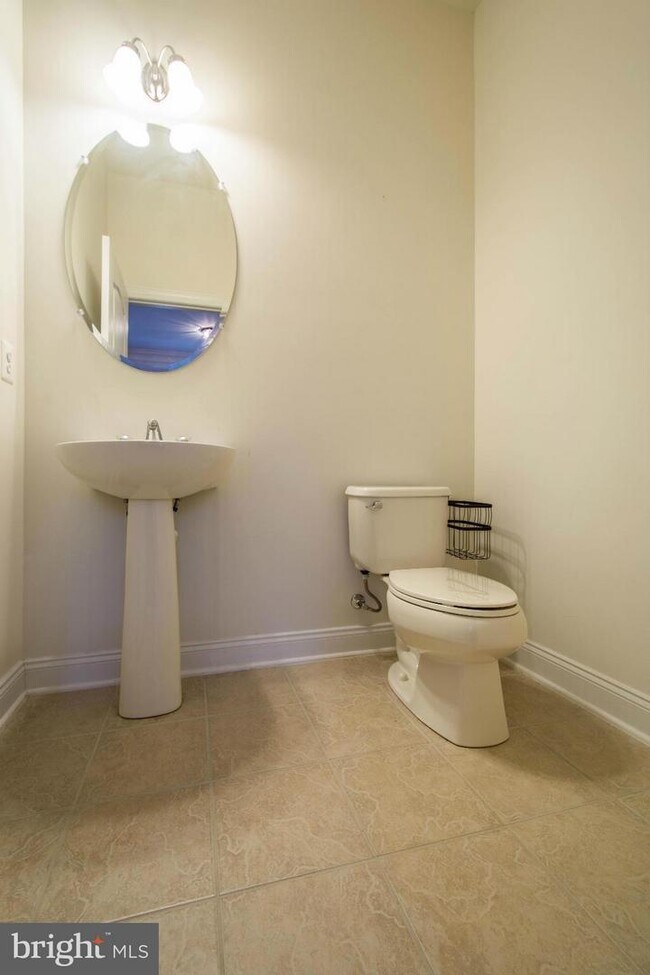 Foto del edificio - 7638 Elmcrest Rd