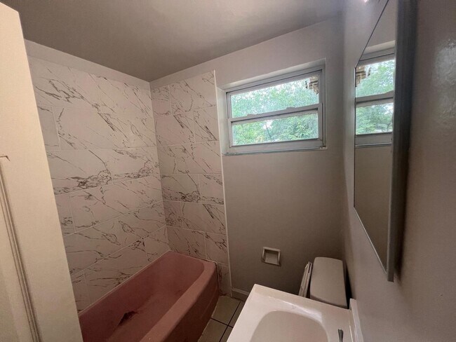 Foto del edificio - 5749 Merrill Rd