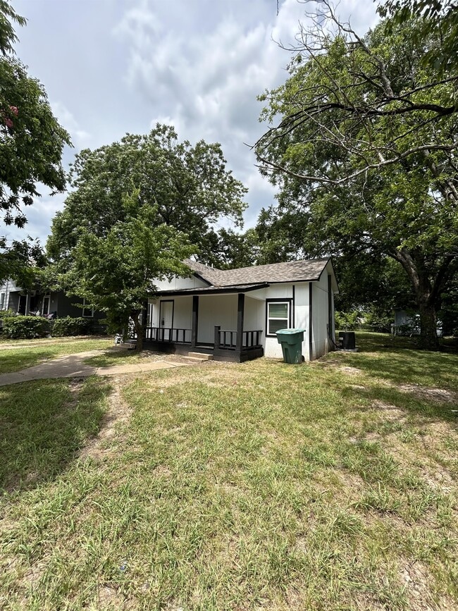 Building Photo - 809 N Maxey St
