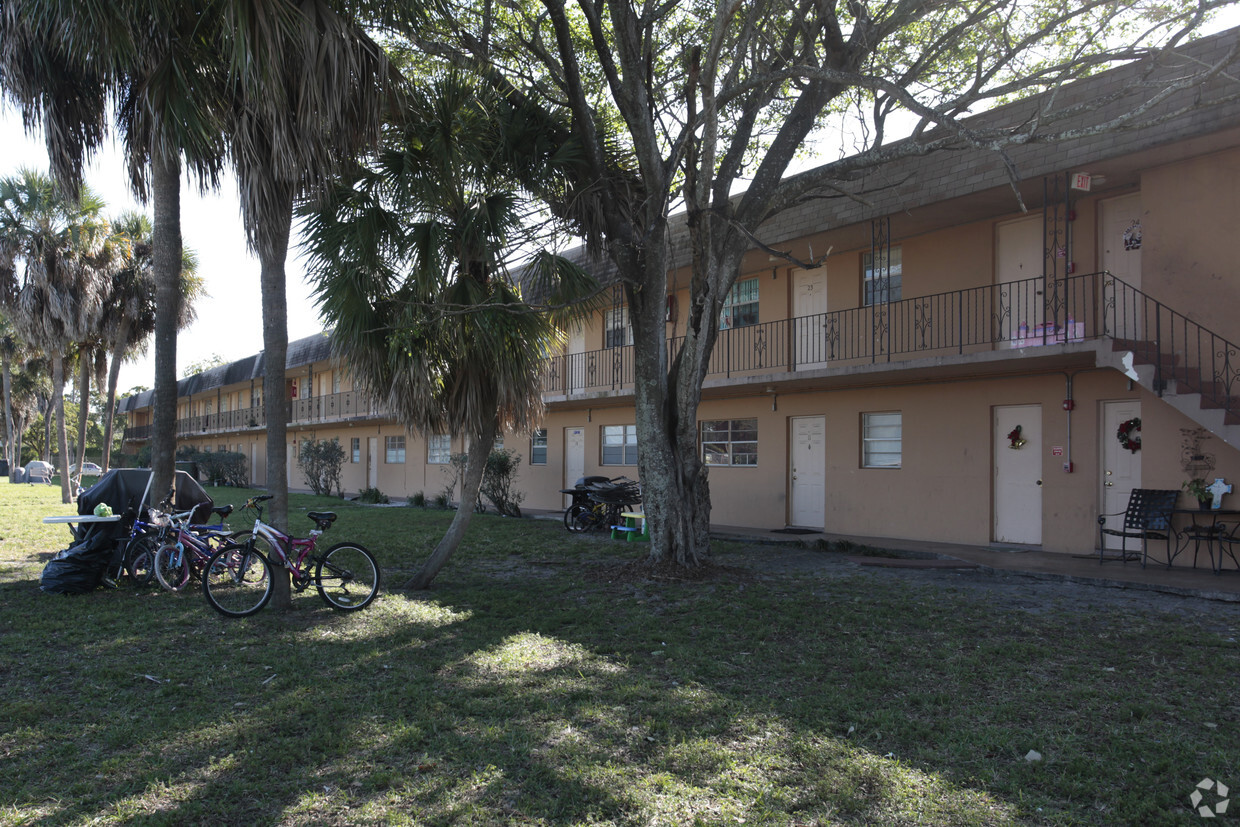 Hollywood Park Apartments - Hollywood Park West