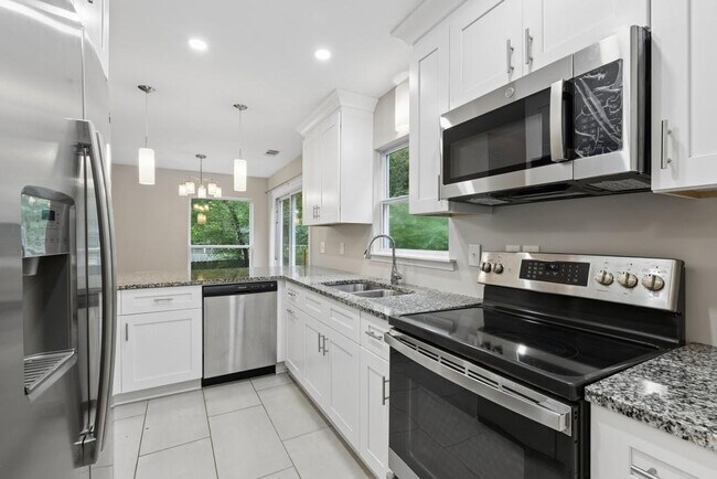 Building Photo - 4930 Farmstead Ct NE