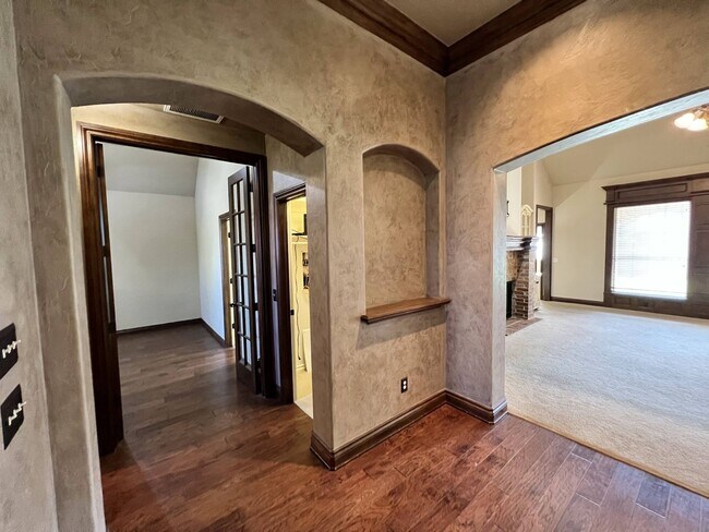 Building Photo - Luxurious 4BR/4BA Home in Griffin Park