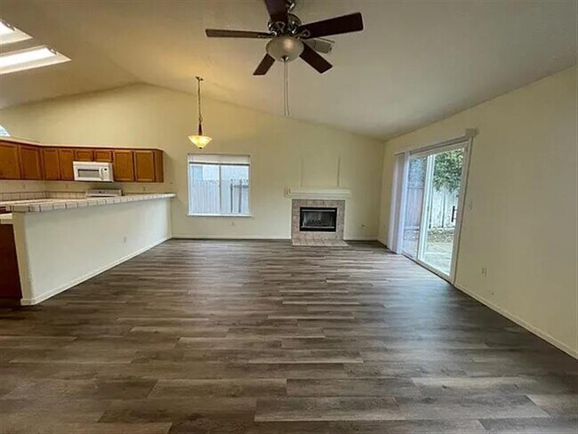 Building Photo - This single-family home