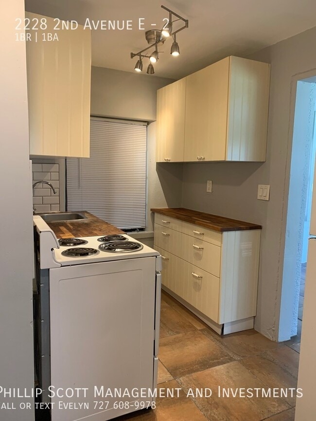 Foto del edificio - 2228 2nd Ave E