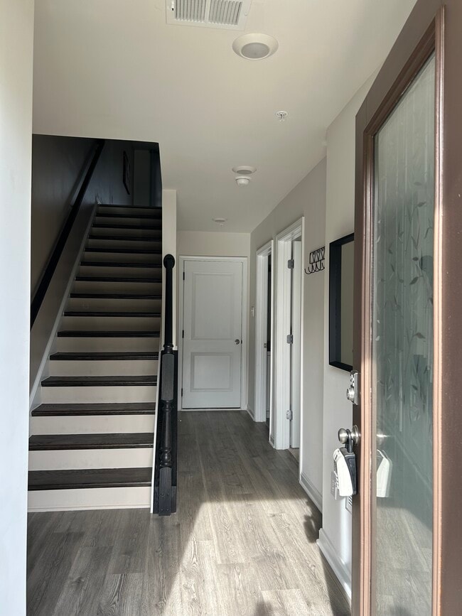 Entrada - Planta baja (Garaje para dos coches detrás de la puerta blanca) - 813 Bond St