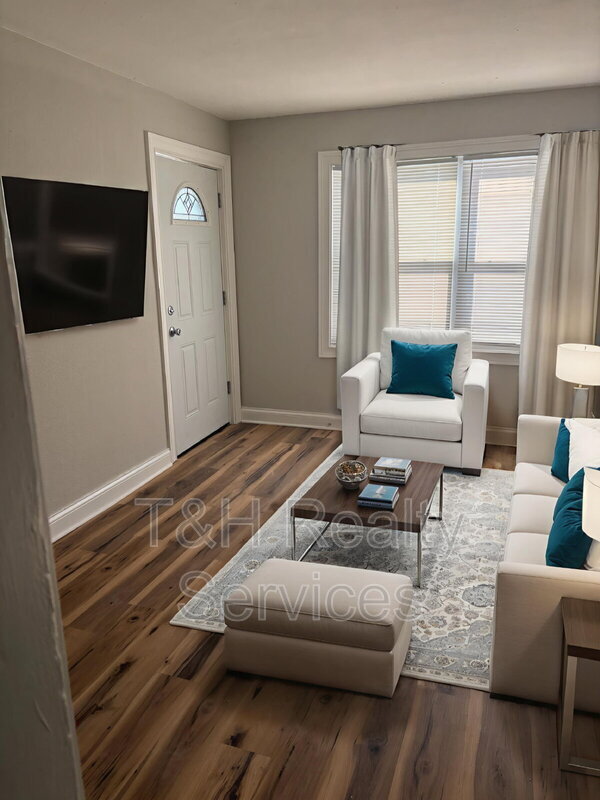 Building Photo - 4210 E 15th St