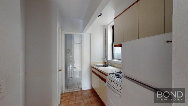 Building Photo - 322 E 89th St