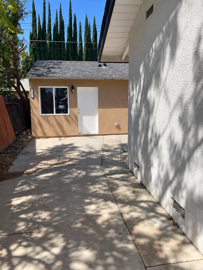 Foto del edificio - 6135 Rhonda Rd