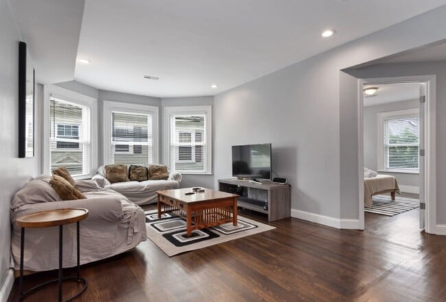 Building Photo - 7 Abbotsford St