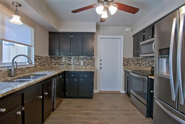 Foto del edificio - 903 W Village Ln