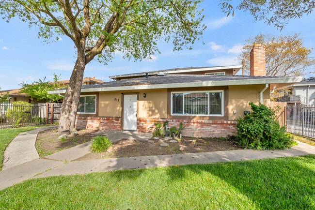 Building Photo - 812 Carro Dr