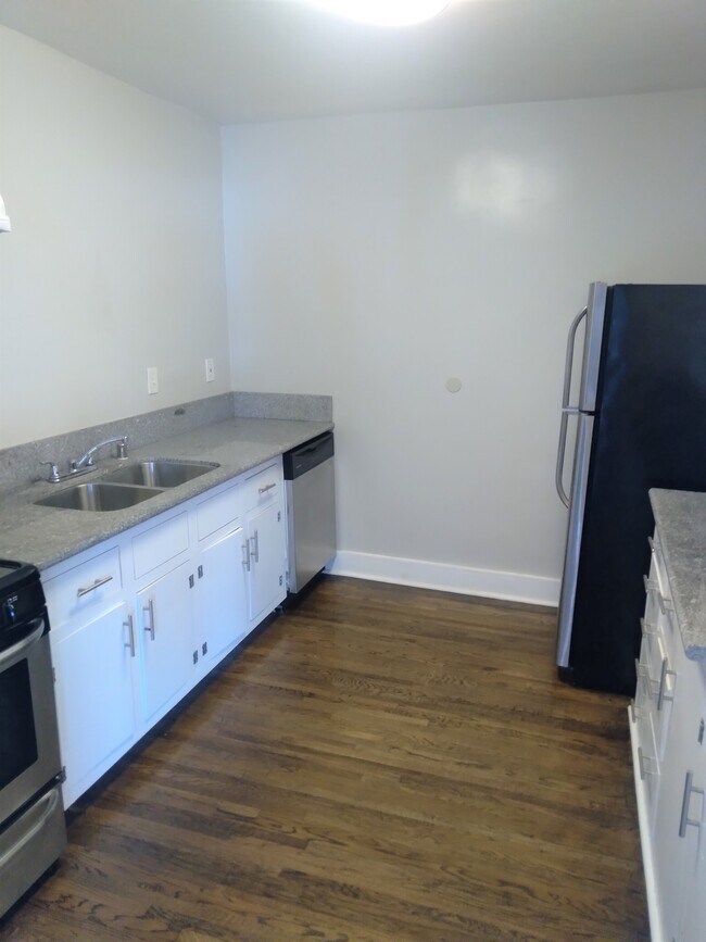 Building Photo - 1000 E 1st St