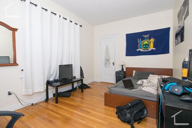 Building Photo - No Brokers Fee, In Unit Washer and Dryer, ...